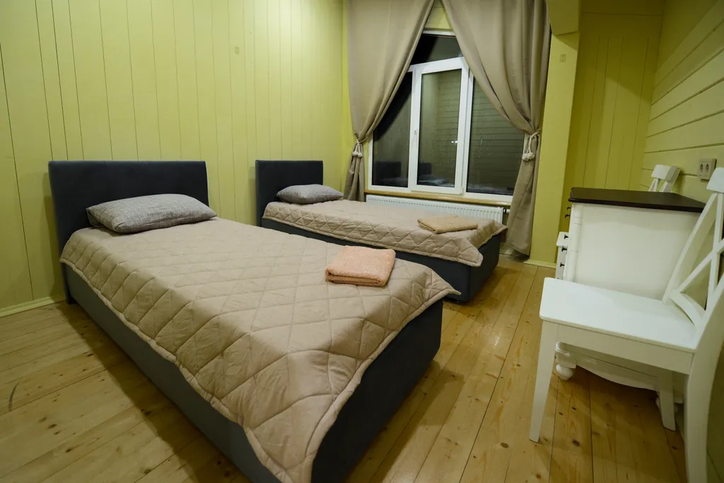 Большой коттедж на берегу из двух частей