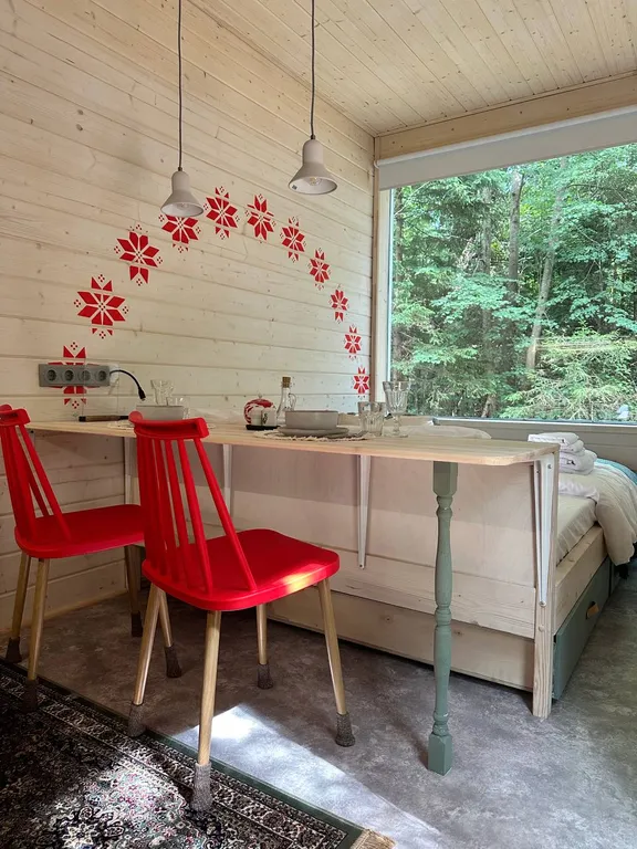 Домик в лесу в глэмпинге Сметана