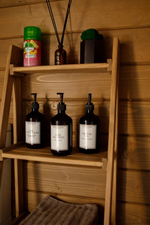 Дом с сауной и горячим чаном на участке с соснами