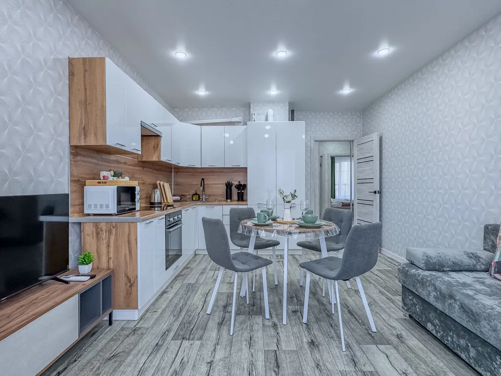 Просторная квартира с кухонной зоной и лоджией