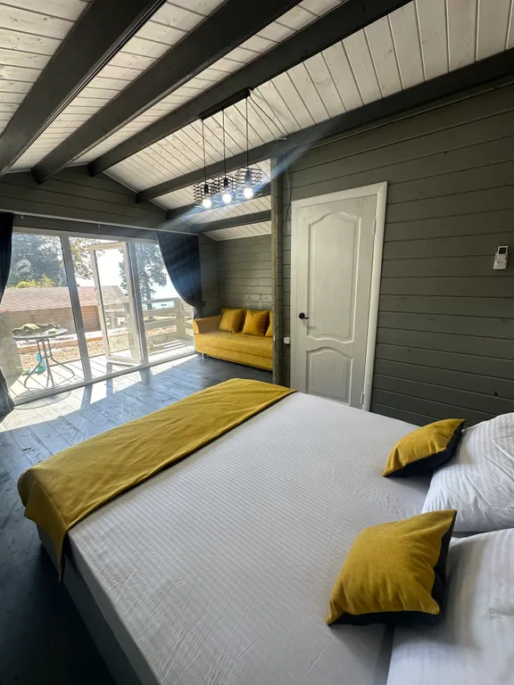 Дом с панорамными окнами с видом на море