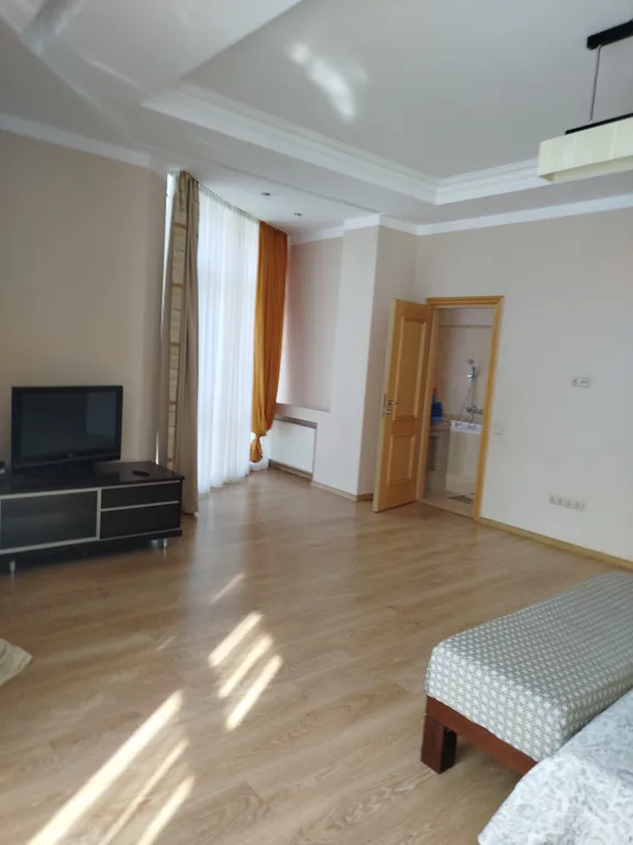 Огромная квартира с бассейном и видом на море