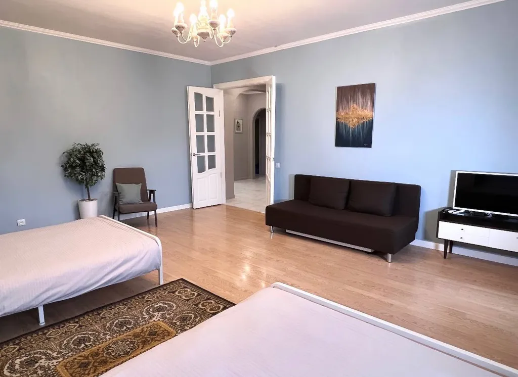 Большая изолированная трёхкомнатная квартира в самом центре