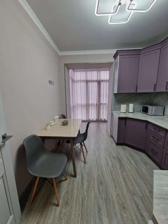 Квартира с панорамными окнами и очками виртуальной реальности