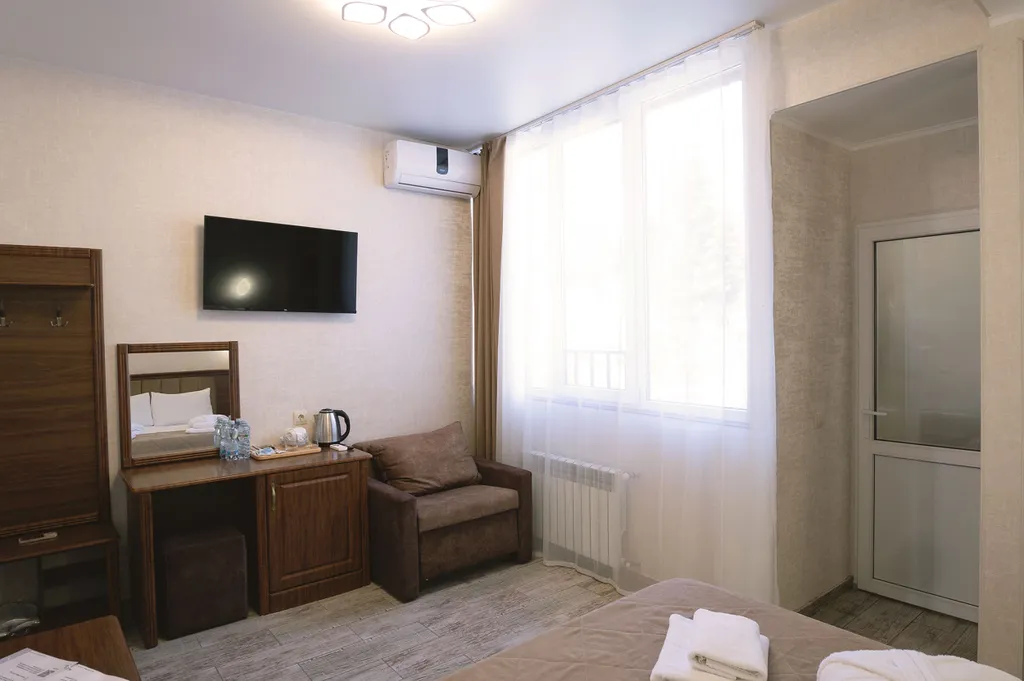 Трёхместный номер вид на горы, доступен бассейн