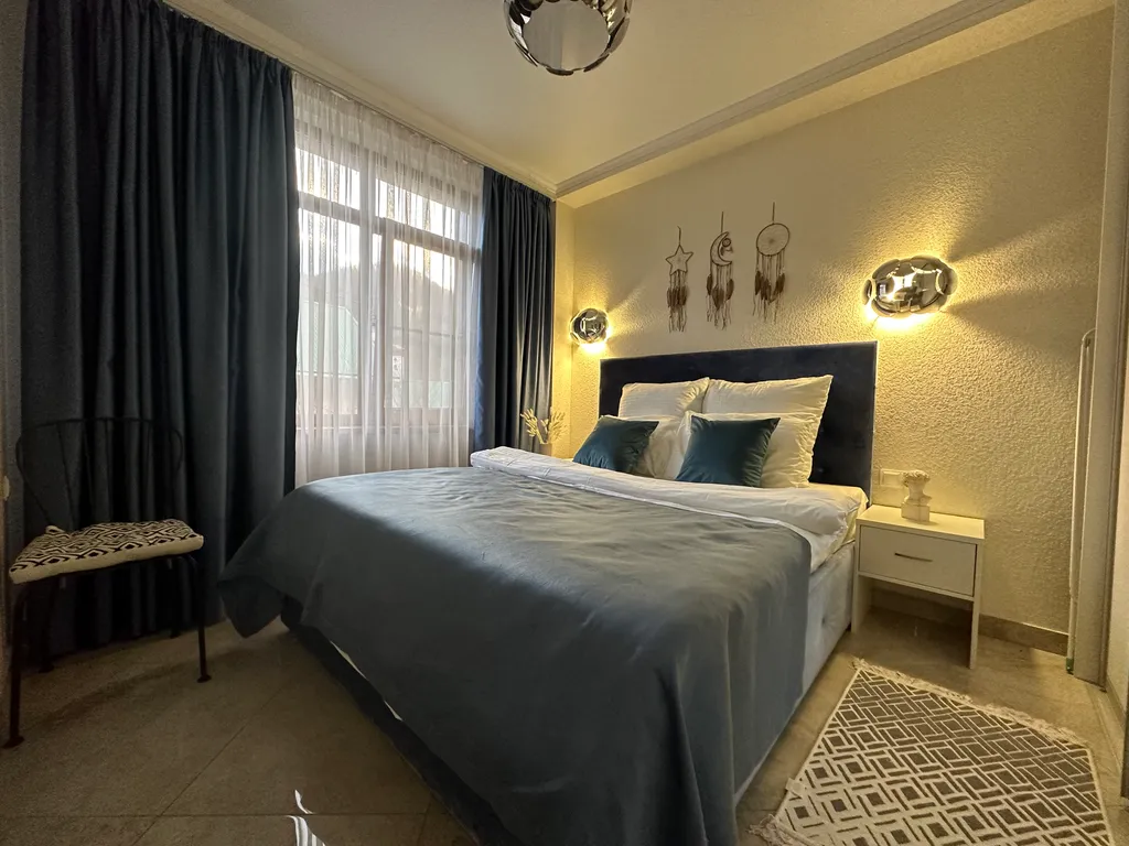 Пушка-евродвушка с видом на горы и Мариотт