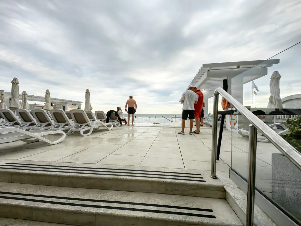 Дизайнерский апартамент с видом на бассейн