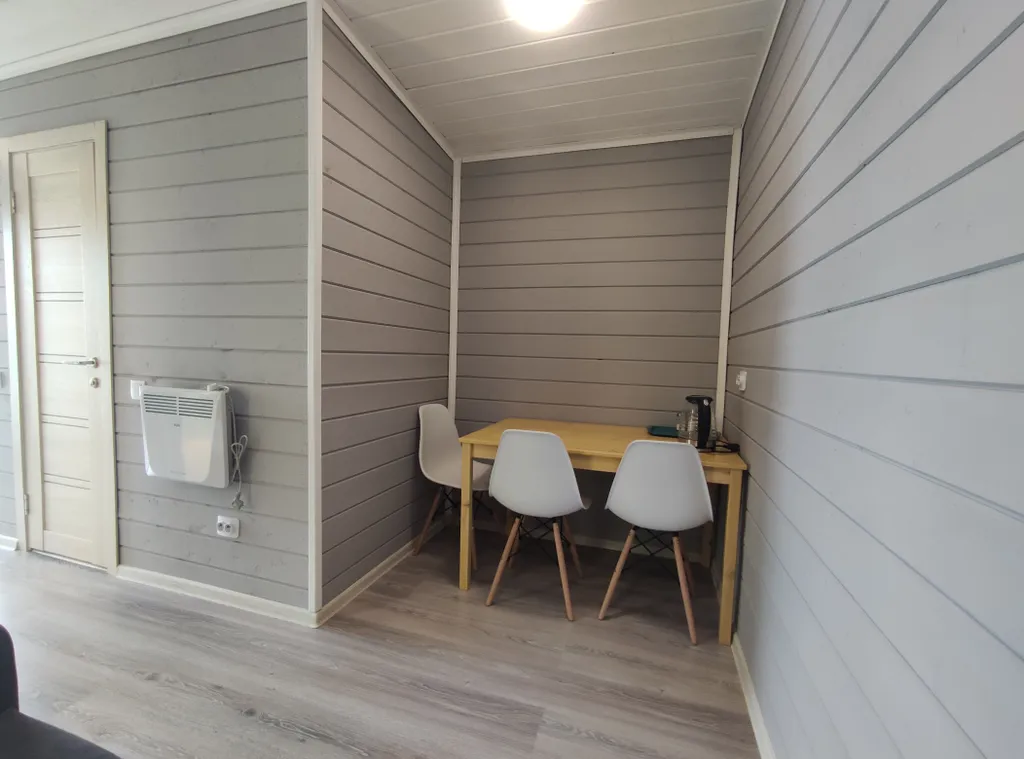 Домик с панорамным остеклением, террасой и видом на озеро