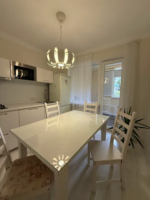 Две изолированные спальни с видом на горы в центре Ялты.