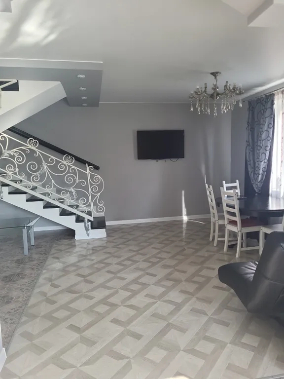 Дом с камином, зоной барбекю, батутом