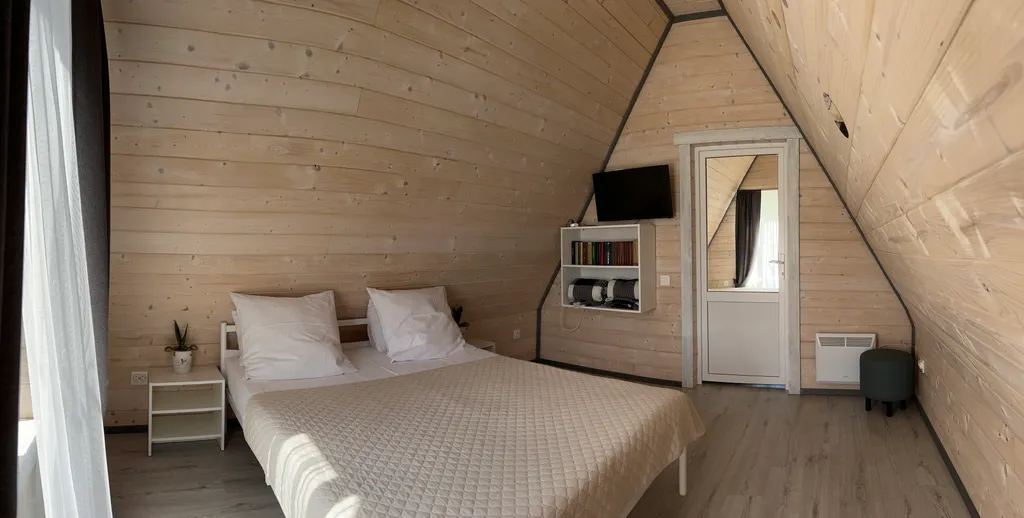 Дом А-Фрейм на берегу реки