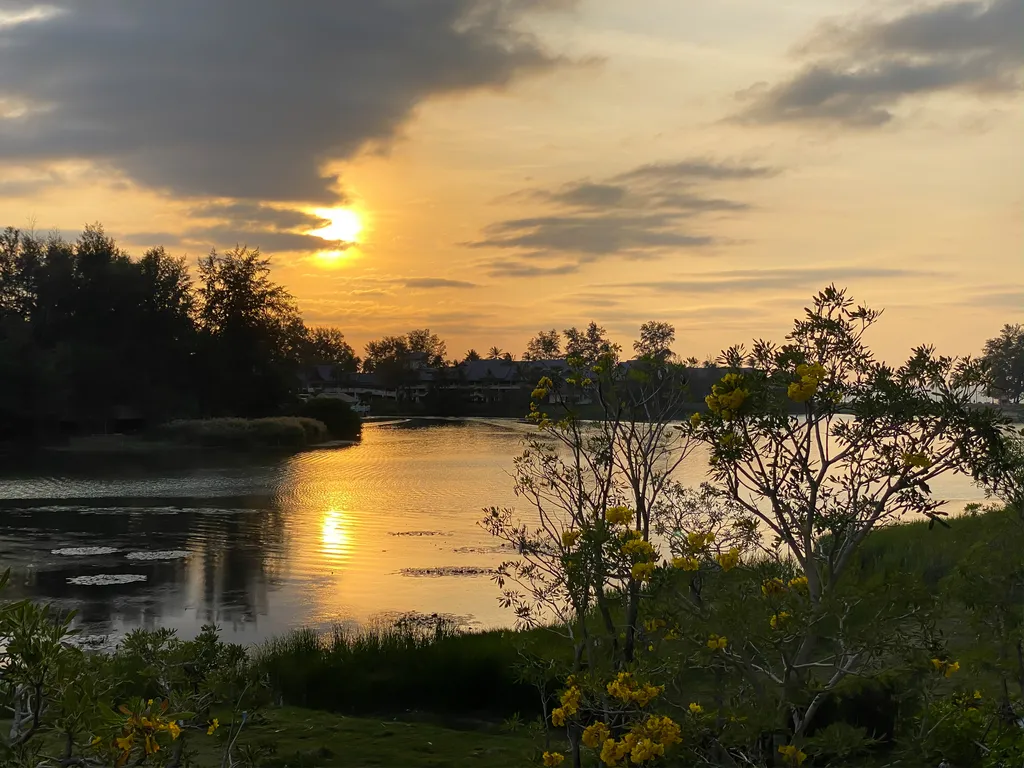 Две спальни с видом на озеро и море