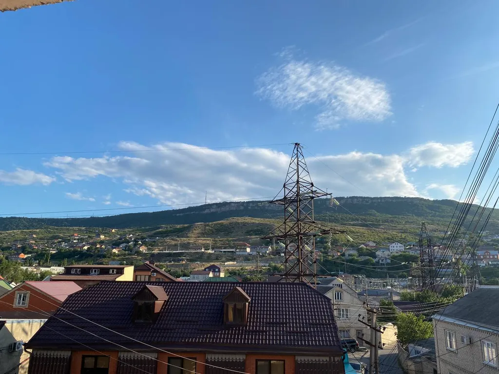 Чистая и современная квартира с видом на горы в центре города