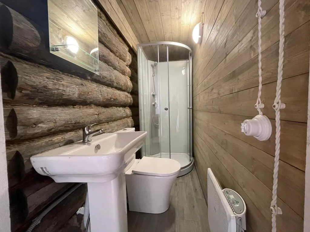 Коттедж Дом на берегу реки с камином и баней — Сясьстрой