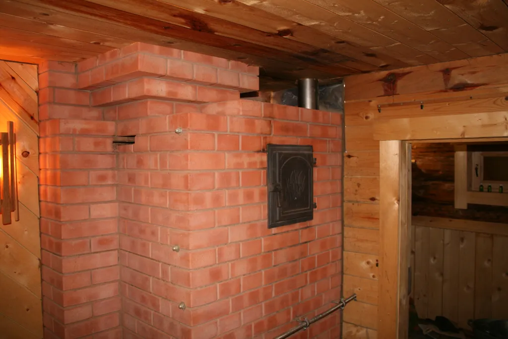 Уютный дом на лесном участке у озера, рядом с городом