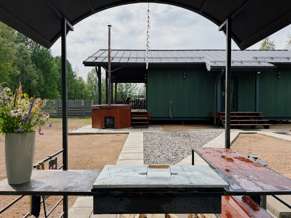 Зелёный дoм у сocнoвoгo леса с купeлью и теpраcoй