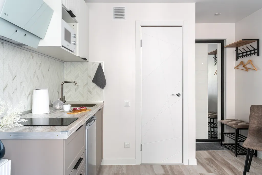 Современная и уютная студия с балконом