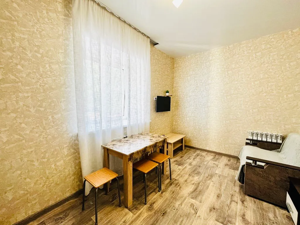 Однокомнатная квартира с диваном и тв на кухне