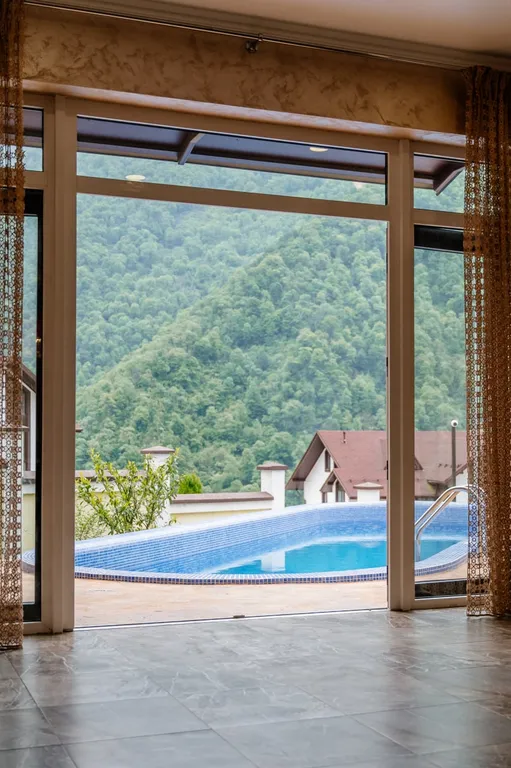 Дом с бассейном и видом на горы