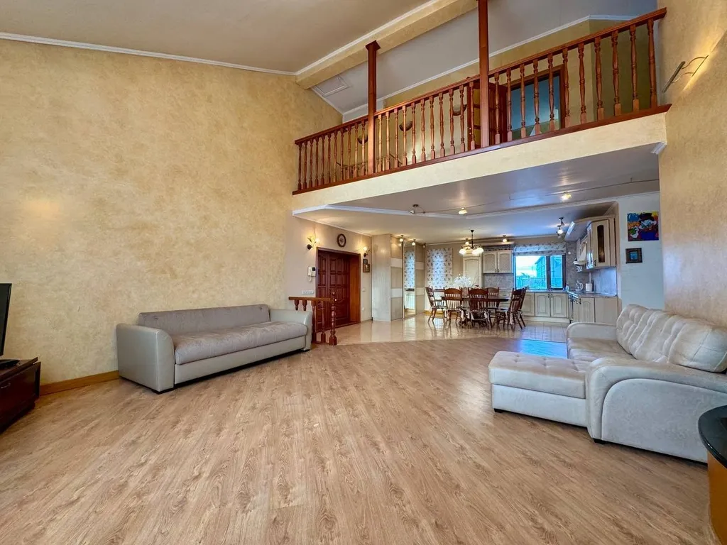 Дом с сауной и бассейном в черте города