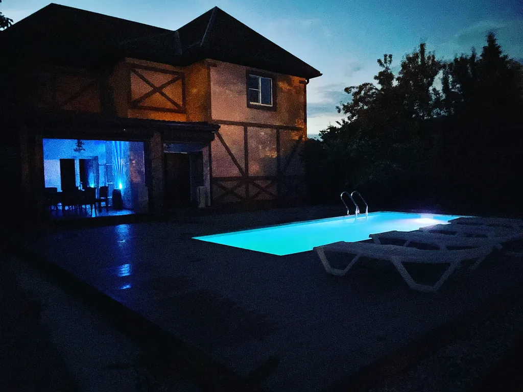 Дом с баней и бассейном