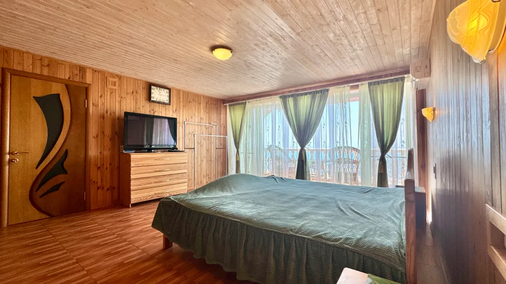 Дом с бассейном в Аутке