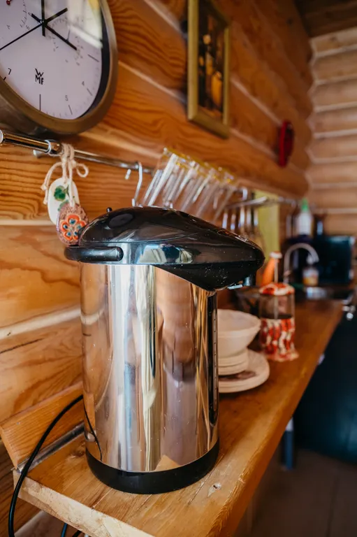 Уютный деревянный домик на берегу пруда с баней