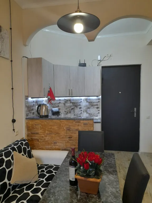 Уютная квартира у моря с видом с балкона на достопримечательности, ели и город