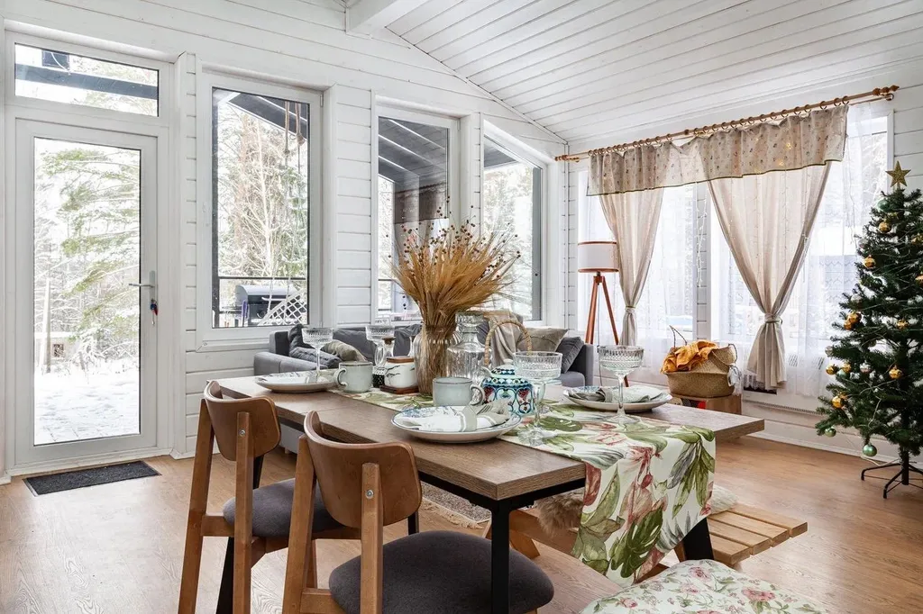 Современный дом с баней в лесу