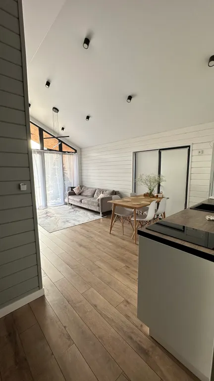 Дом с мольбертом