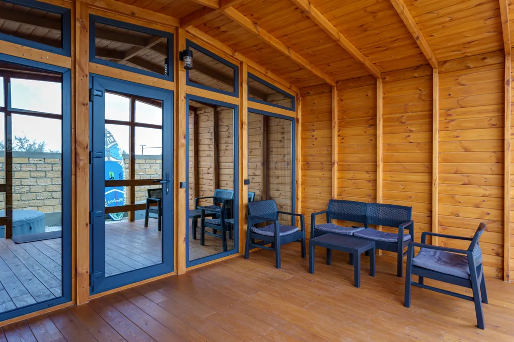 Современный дом на берегу моря