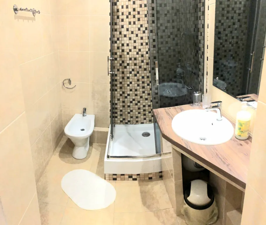 Апартаменты с двумя спальнями  возле торговых центров