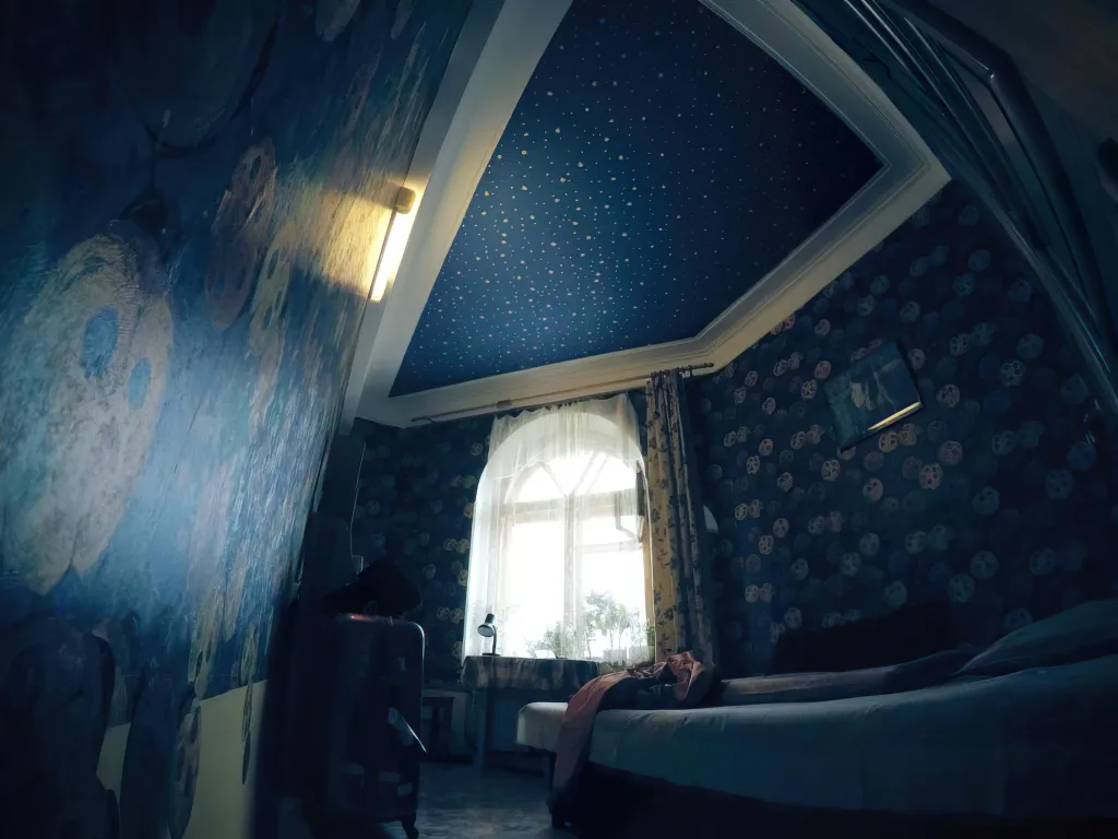 Уютная комната в уникальной квартире с камином