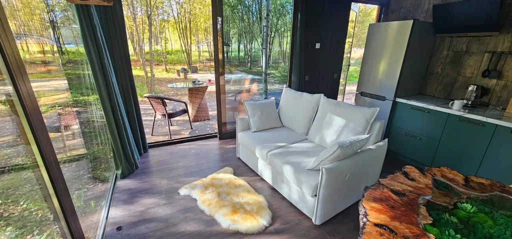 Стеклянный дом в лесу