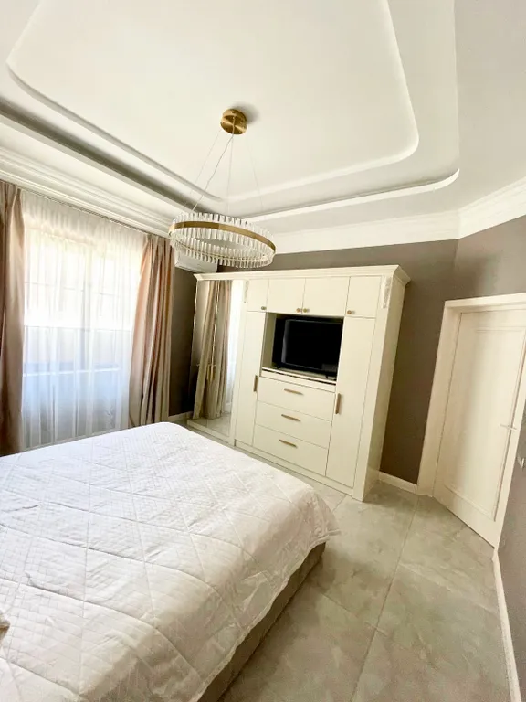 Стильный дом с открытым бассейном и сауной