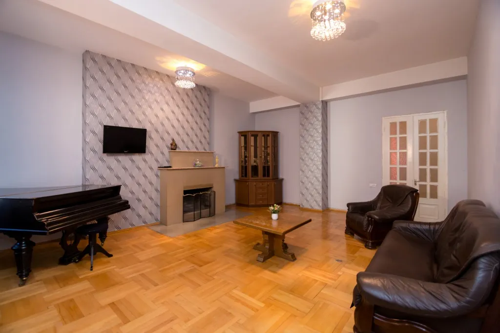 Трехкомнатная квартира с верандой в центре города