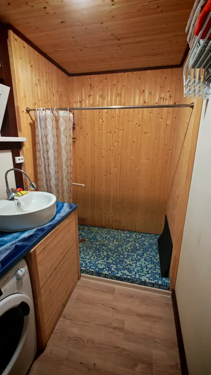 Дома и бани на берегу озера