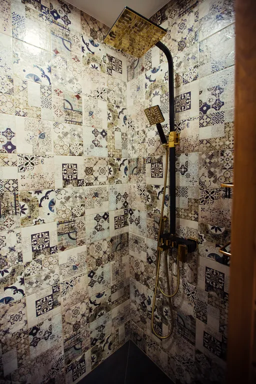 Коттедж в стиле итальянского деревенского дома с видом на озеро