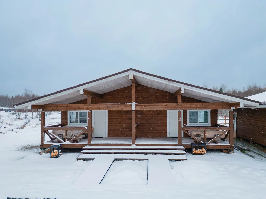 Домик на берегу озера