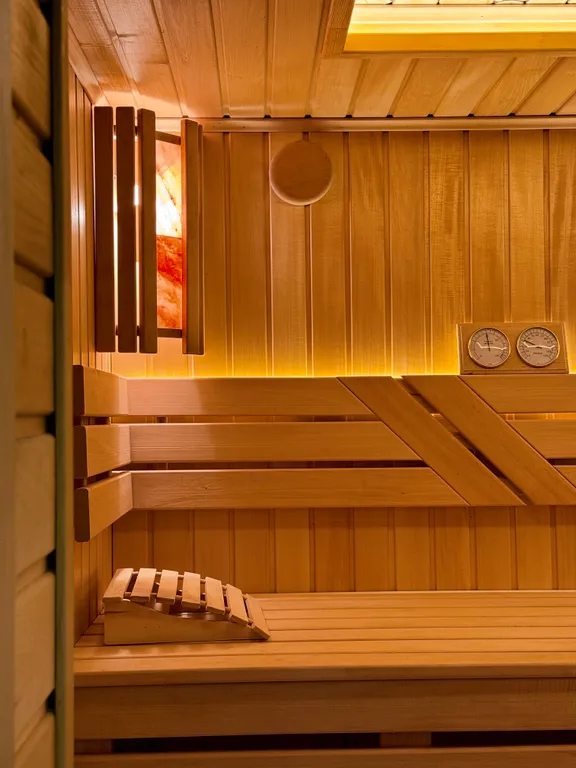 Дом с баней и бассейном