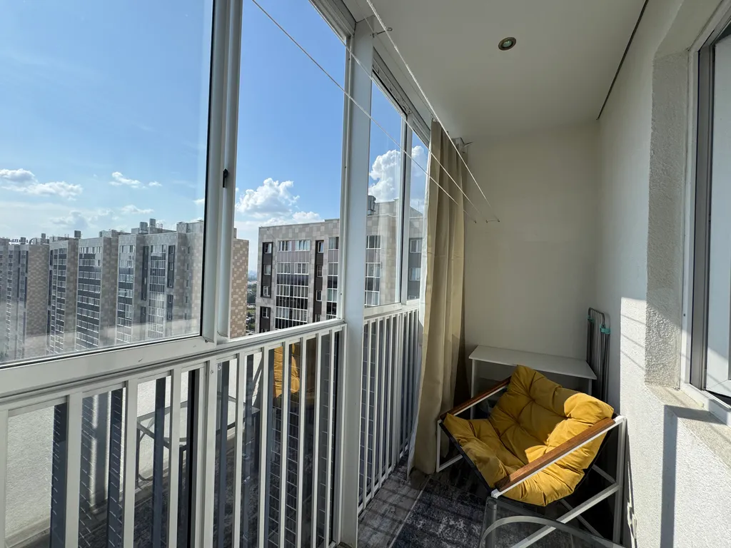 Уютная квартира-студия с большой кроватью и диваном