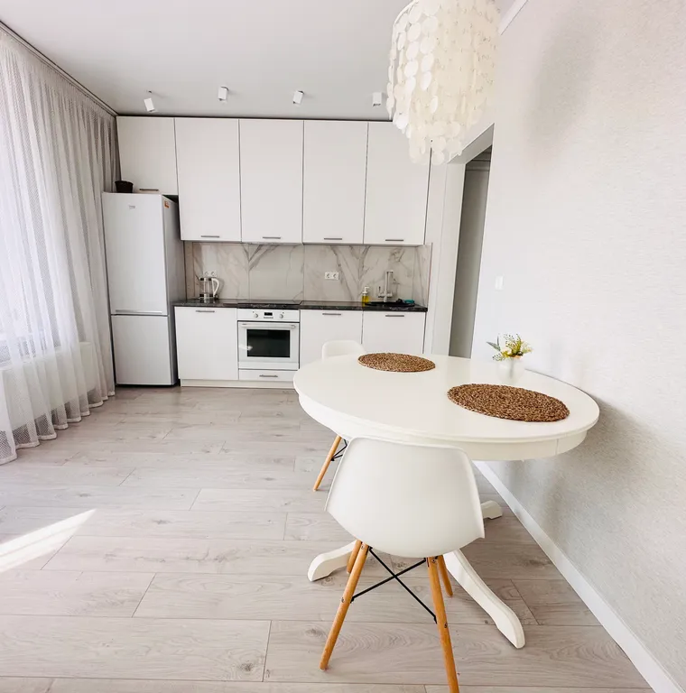 Уютная светлая квартира-студия с хорошим ремонтом в новом доме