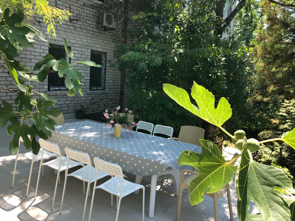 Дом и море через дорогу