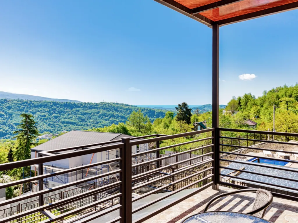 Новый дом с бассейном, сауной и панорамным видом на горы