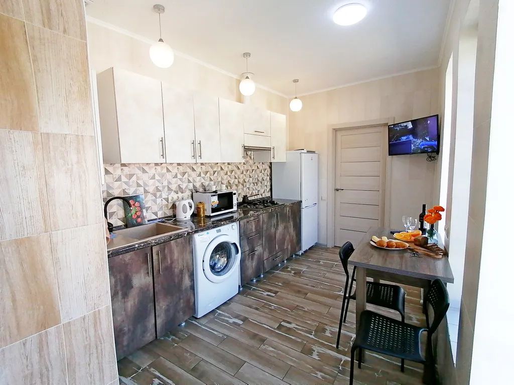 Двухкомнатный современный отдельный дом со своим двором и парковкой