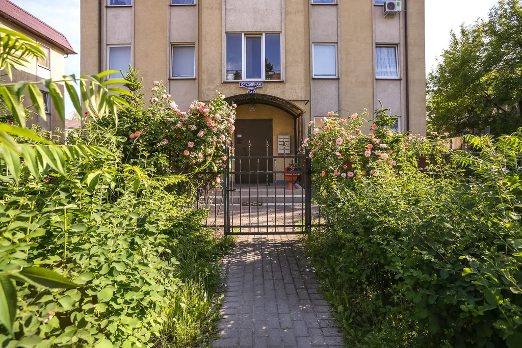 Светлая двухкомнатная квартира в тихом зелёном районе