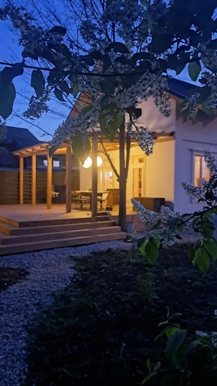 Белый дом на тихой улочке