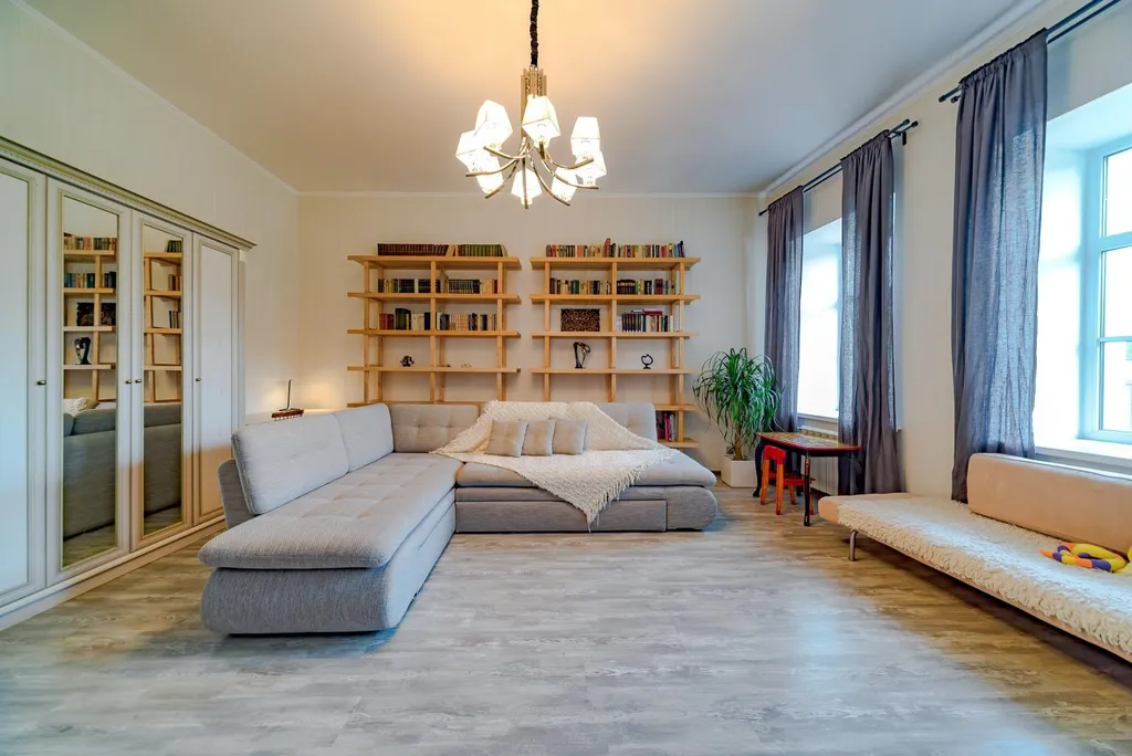 В центре, с видом на Адмиралтейский канал и "Новую Голландию"