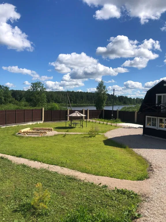 Коттедж Уютный коттедж на берегу озера — Луга