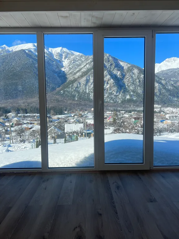 Дом в лесу с видом на горы